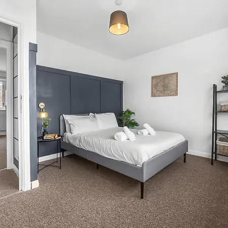 Spacious 5 Bed In By 53 Degrees Property, Ideal For Business Stays, Free Parking! Holiday home Birmingham