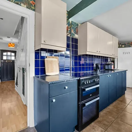 Spacious 5 Bed In By 53 Degrees Property, Ideal For Business Stays, Free Parking! Birmingham