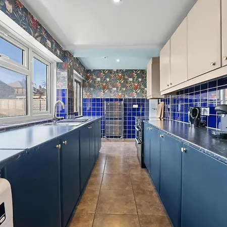 Spacious 5 Bed In By 53 Degrees Property, Ideal For Business Stays, Free Parking! Holiday home Birmingham