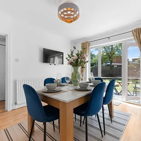 Spacious 5 Bed In By 53 Degrees Property, Ideal For Business Stays, Free Parking! *