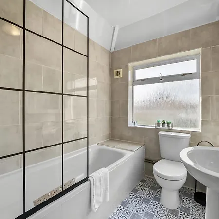 Spacious 5 Bed In By 53 Degrees Property, Ideal For Business Stays, Free Parking! Holiday home *