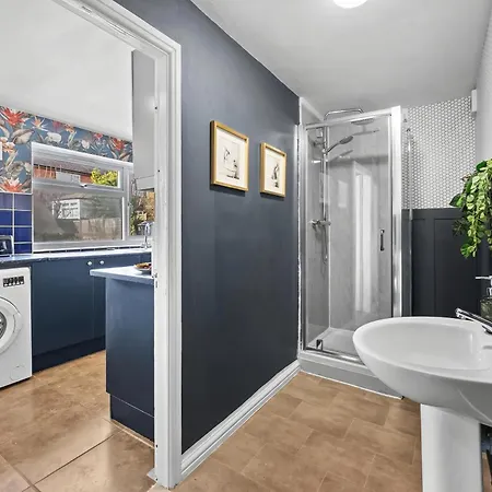 Spacious 5 Bed In By 53 Degrees Property, Ideal For Business Stays, Free Parking! * Birmingham